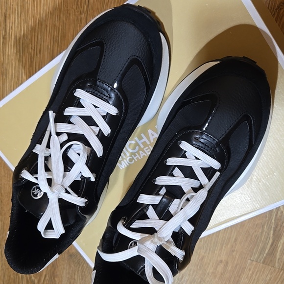 Michael Kors Ari Trainer - Picture 2 of 5